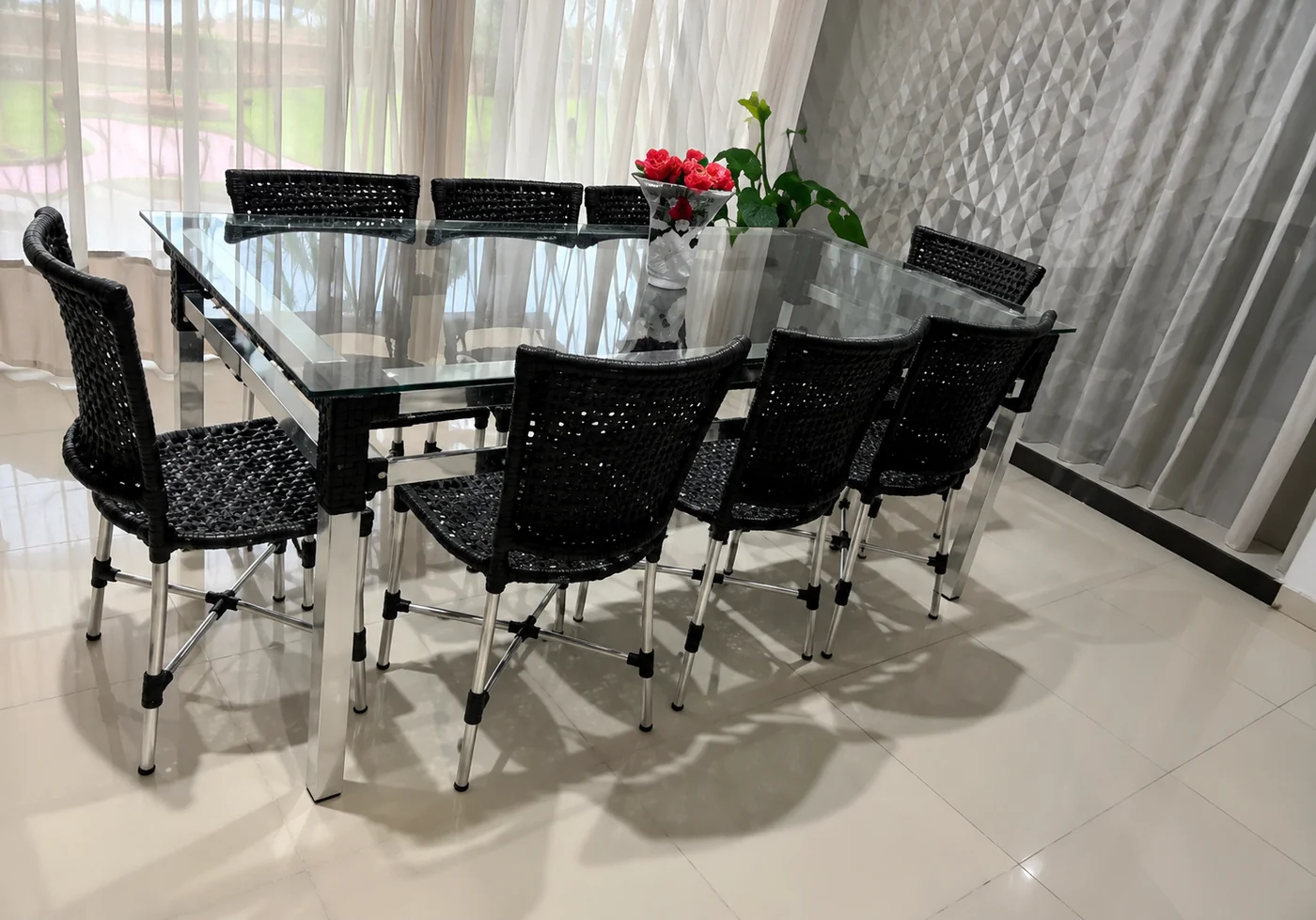 Mesa de jantar com cadeiras pretas em fibra sintética