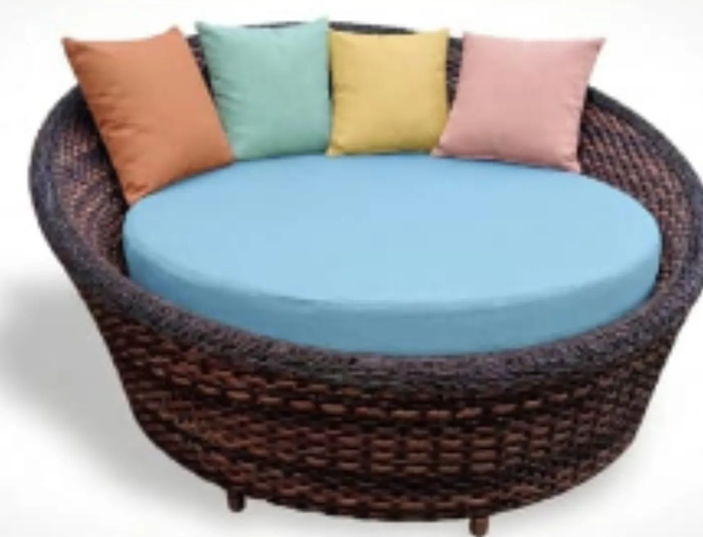 Poltrona redonda lounge com almofadas coloridas