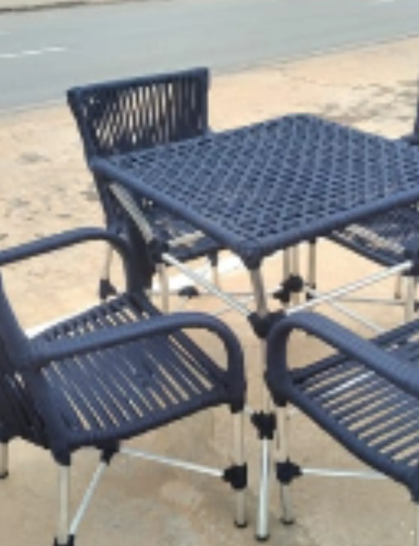 Mesa e cadeiras em corda náutica azul