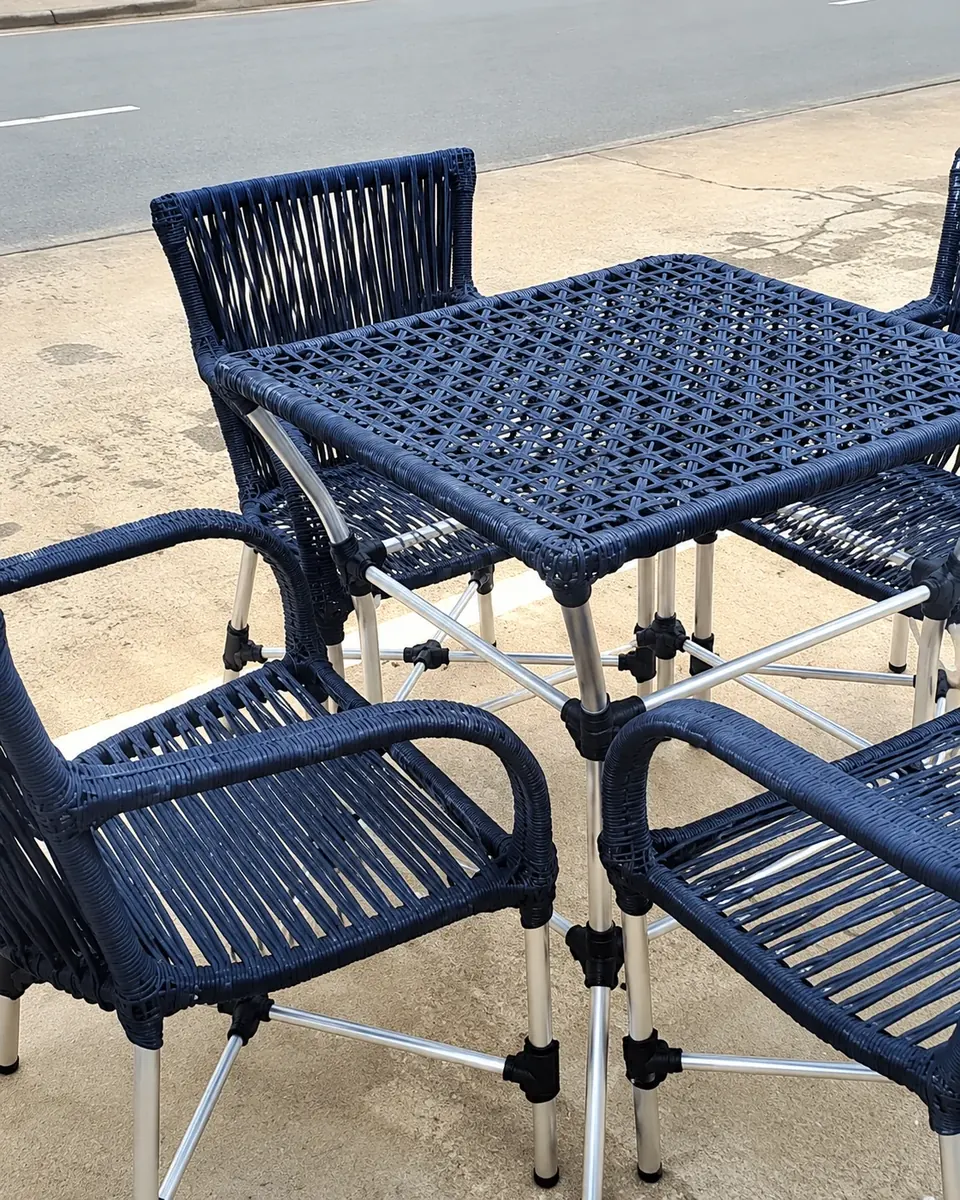 Mesa e cadeiras em corda náutica azul