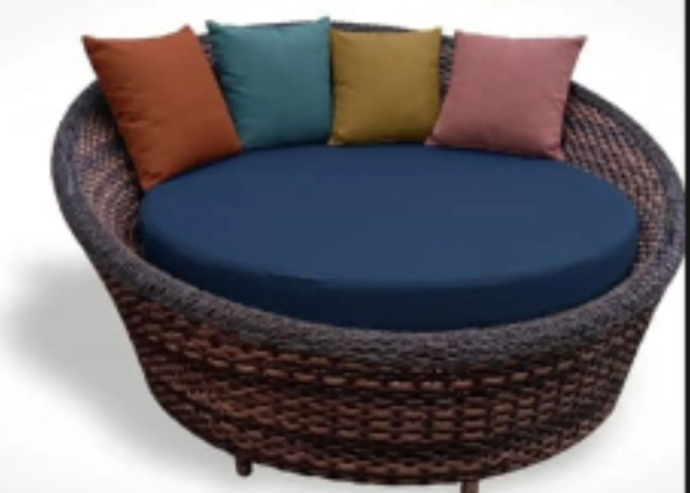 Poltrona redonda lounge com almofadas coloridas