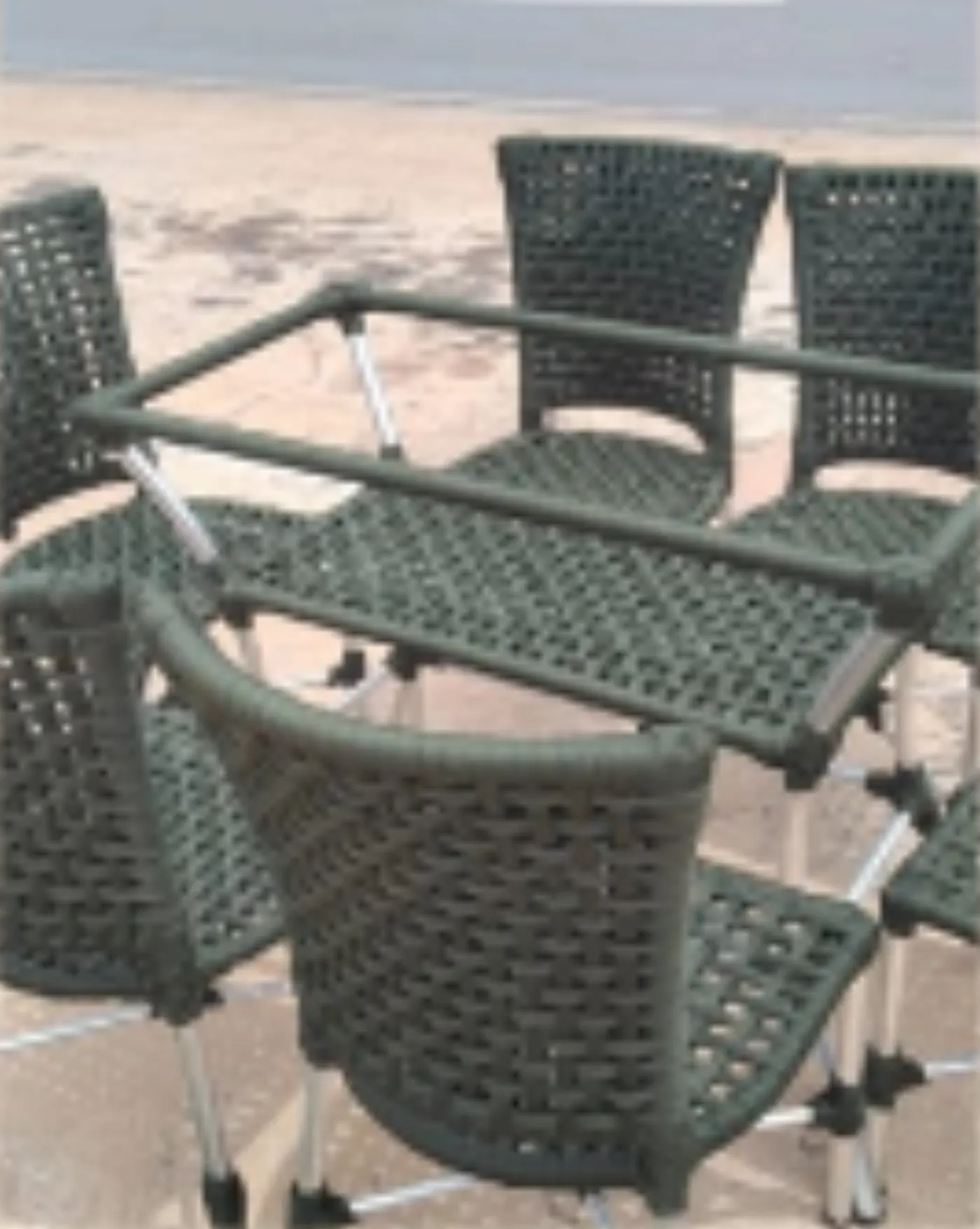 Cadeiras em fibra sintética verde na praia