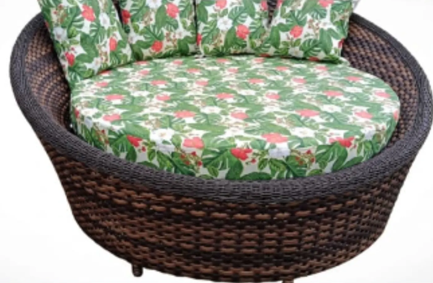 Poltrona redonda lounge com almofadas estampa floral