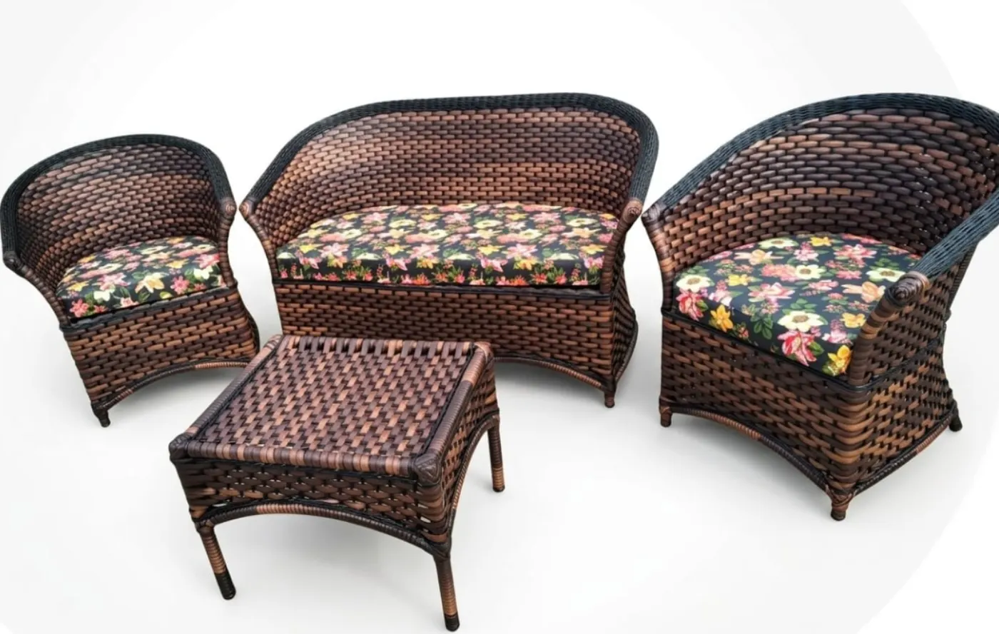 Conjunto sofá e poltronas em fibra com almofadas florais