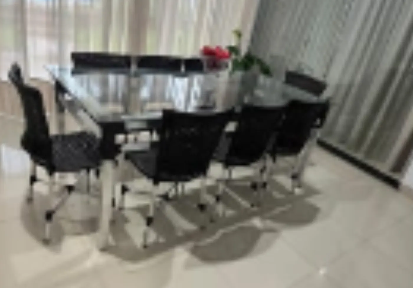 Mesa de jantar com cadeiras pretas em fibra sintética