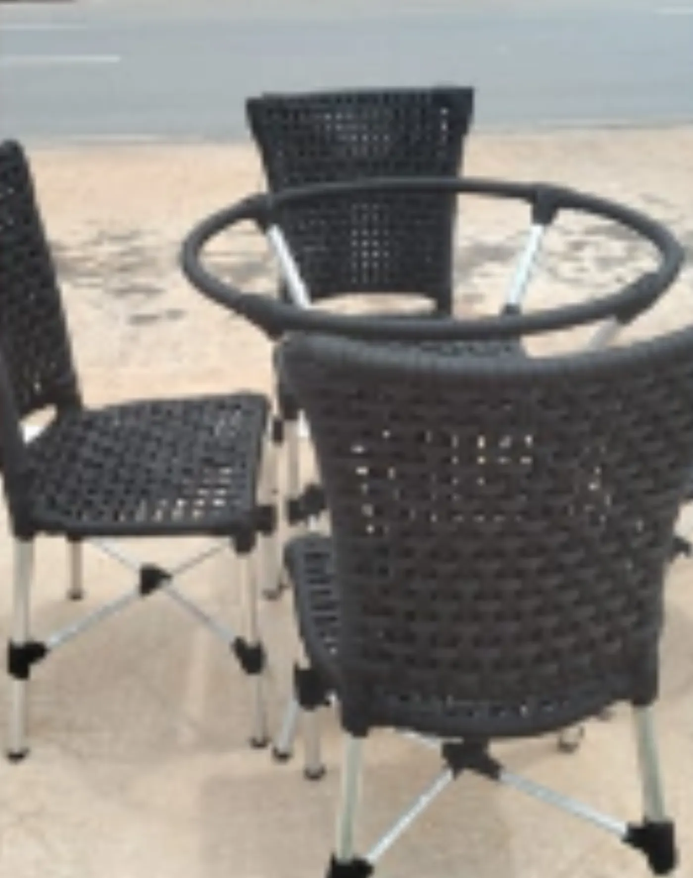 Mesa redonda com cadeiras em fibra sintética na praia